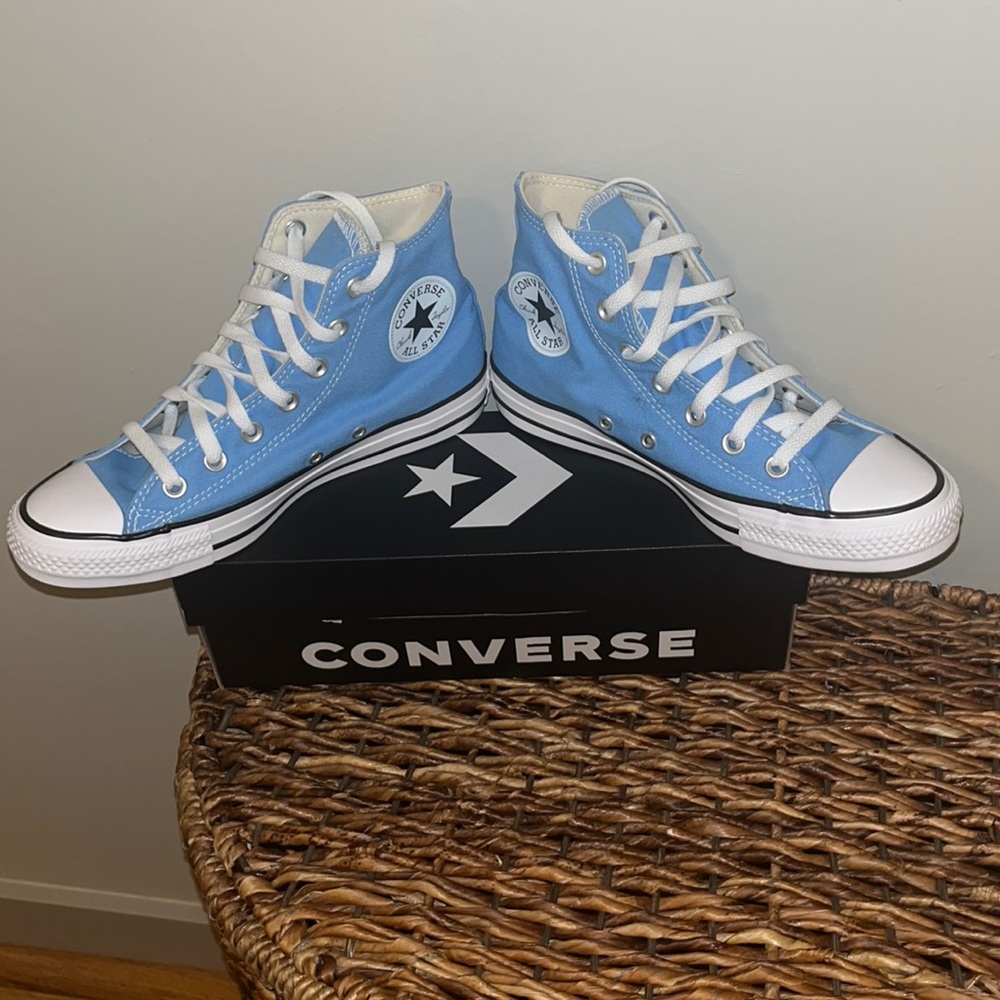 Hi top converse Women’s size 7.5/Mens 5.5